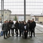 Grupa studentów przed bramą wejściową do Zakładu Karnego w Tarnowie-Mościcach