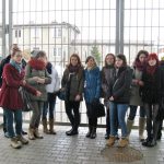Grupa studentów przed kratą Zakładu Karnego w Tarnowie-Mościcach