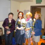 2012 Festiwal psychologii - uczestnicy z różami w ręku