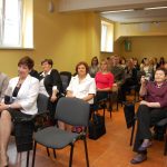 Uczestnicy seminarium siedzą w sali obrad, na pierwszym planie wicekanclerz mgr Renata Mielak