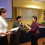Dr Renata Smoleń wręcza certyfikat uczestnictwa w seminarium