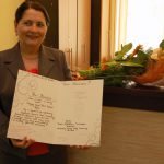 Kanclerz mgr Zofia Kozioł prezentuje pisemne podziękowania otrzymane od Rady Uczelnianej Samorządu Studentów