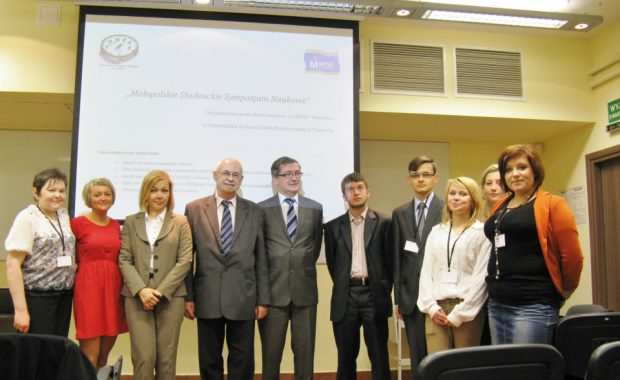 Uczestnicy Sympozjum koła turystycznego z rektorem prof. Michałem Woźniakiem i opiekunem koła dr Kazimierzem Barwaczem