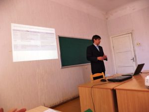 Dr Wojciech Kozioł prowadzi wykład w Cesis