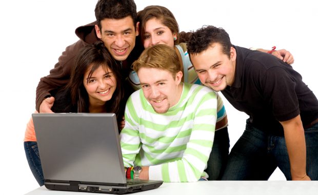 Grupa studentów przy komputerze