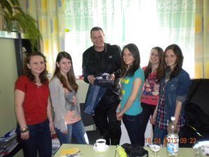 Kwvin Aiston w otoczeniu studentek pedagogiki