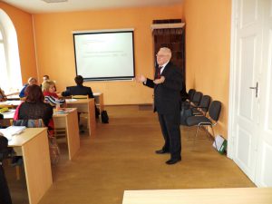 Prof. dr hab. Jan Siekierski prowadzi zajęcia w Kuldiga