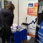 Targi edukacyjne w Nowym Sączu - uczestnicy targów przy stoisku MWSE