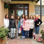Studentki z koła Paidagogos wraz z opiekunem Martą Falińską przed wejściem do Zakładu Poprawczego