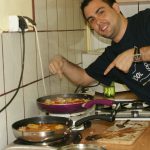 Manuel przygotowuje w kuchni paellę