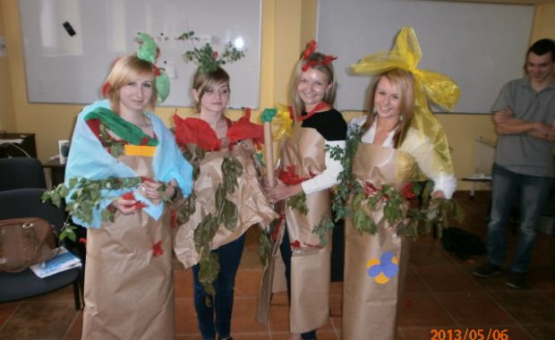 Moda ekologiczna - cztery studentki ubrane w stroje z papieru pakowego, bibuły i zielonych gałązek