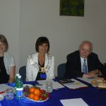 Za stołem komisja egzaminacyjna od lewej siedzą: dr Marzena Bac, dr Jolanta Stanienda i prof. Leszek Kałkowski