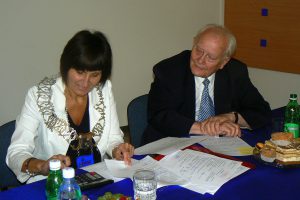 Prof. Leszek Kałkowski i dr Jolanta Stanienda podczas egzaminu dyplomowego
