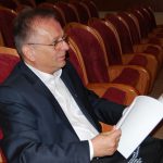 Profesor Leszek Kozioł w sali konferencyjnej
