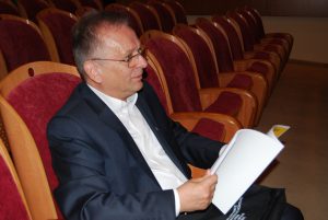 Profesor Leszek Kozioł w sali konferencyjnej
