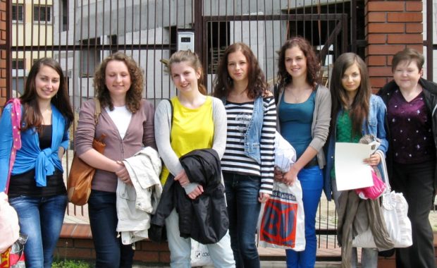 Studentki Pedagogiki przed bramą Zakładu Poprawczego w Tarnowie
