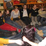 Paidagogos w Krakowie - uczestnicy podczas zajęć siedzący na podłodze