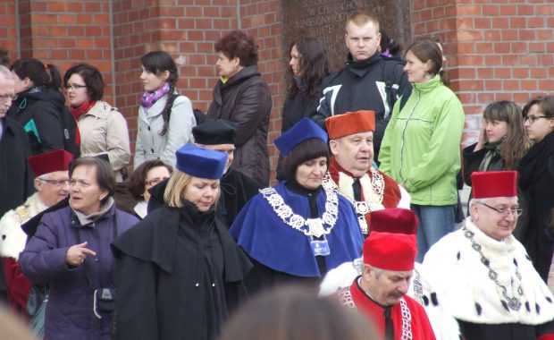 Nauczyciele akademiccy przed archikatedrą w Częstochowie