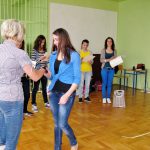 Marta Falińska dziękuje studentce za aktywny udział w zajęciach
