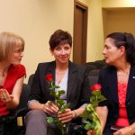 Organizator konkursu dr Marzena Bac z wicekanclerz mgr Renatą Mielak i kanclerz Zofią Kozioł - kanclerz i wicekanclerz trzymają w rękach czerwone róże