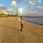 Studentka spaceruje po plaży na Lanzarote