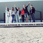 Grupa studentów uczestniczących w programie Erasmus stojąca przed budynkiem Politechniki w Beja