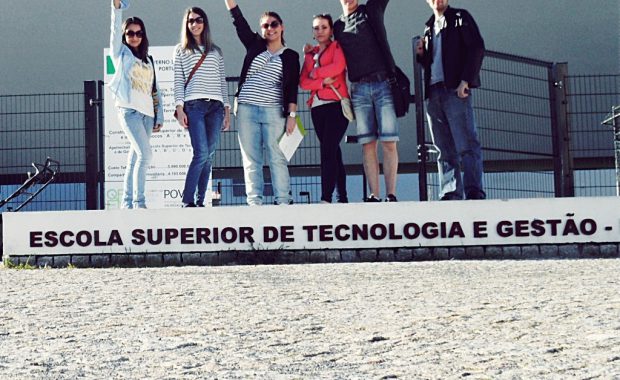 Grupa studentów uczestniczących w programie Erasmus stojąca przed budynkiem Politechniki w Beja
