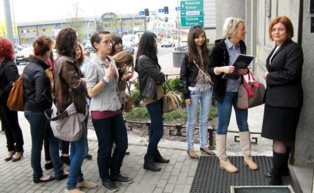 Studenci pedagogiki przed bramą Zakładu Karnego w Tarnowie