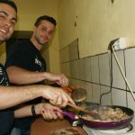 Studenci z Hiszpanii gotują paellę