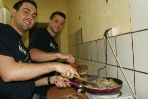 Studenci z Hiszpanii gotują paellę
