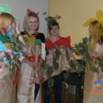 Moda ekologiczna - cztery studentki ubrane w stroje z papieru pakowego, bibuły i zielonych gałązek