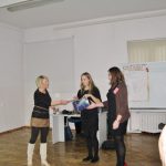 Szkolenie prowadzone przez KN Gryps z UJK w Kielcach - wręczenie upominków