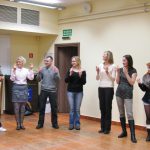 Uczestnicy ćwiczą taniec izraelski 1