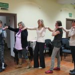 Uczestnicy ćwiczą taniec izraelski 2