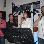 Wkładowcy uczelni w Beja śpiewają podczas wspólnej zabawy karaoke