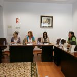 Pracownicy uczelni z Bułgarii i Portugalii siedzą przy stolikach