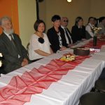 Goście zaproszeni na czterolecie koła "Paidagogos" przy wspólnym stole