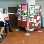 mgr Weronika Brunerova pokazuje mgr Karolinie Chrabąszcz wystawkę poświęconą Programowi Erasmus
