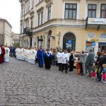 Uczestnicy procesji na ulicy Tarnowa