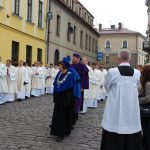 Dziekan WZiT dr Jolanta Stanienda w procesji ulicami Tarnowa