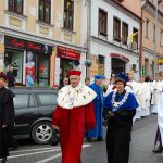 Wicekanclerz mgr Renata Mielak, Rektor prof. Michał Woźniak i Dziekan WZiT dr Jolanta Stanienda w trakcie procesji