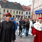 Wicekanclerz mgr Renata Mielak i Rektor prof. Michał Woźniak w trakcie procesji