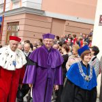 Przedstawiciele środowiska akademickiego Tarnowa w procesji ulicami miasta