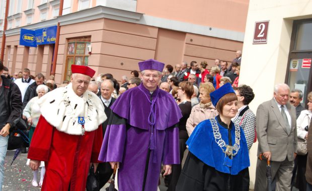 Przedstawiciele środowiska akademickiego Tarnowa w procesji ulicami miasta