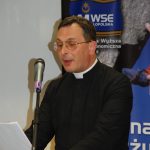 ks. Karl Stehlin podczas wystąpienia