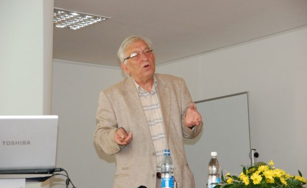 Antoni Sypek podczas wykładu