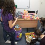 Studentki pakują zabawki i materiały biurowe