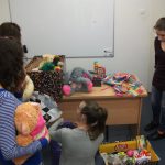 Studentki pakują zabawki i materiały biurowe