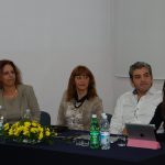 Trzy kobiety i mężczyzna przy biurku w sali wykładowej - partnerzy z ISAL (Madera) oraz z TEI (Grecja)