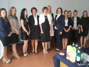 Zarządzanie i administracja publiczna - studenci z promotorem dr Renatą Żabą-Nierodą oraz dziekan dr Jolantą Staniendą